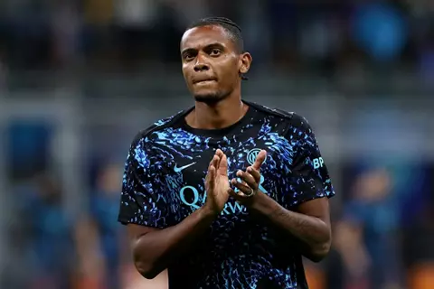 أكانجي: فخور بجذوري النيجيرية رغم اللعب للمنتخب السويسري